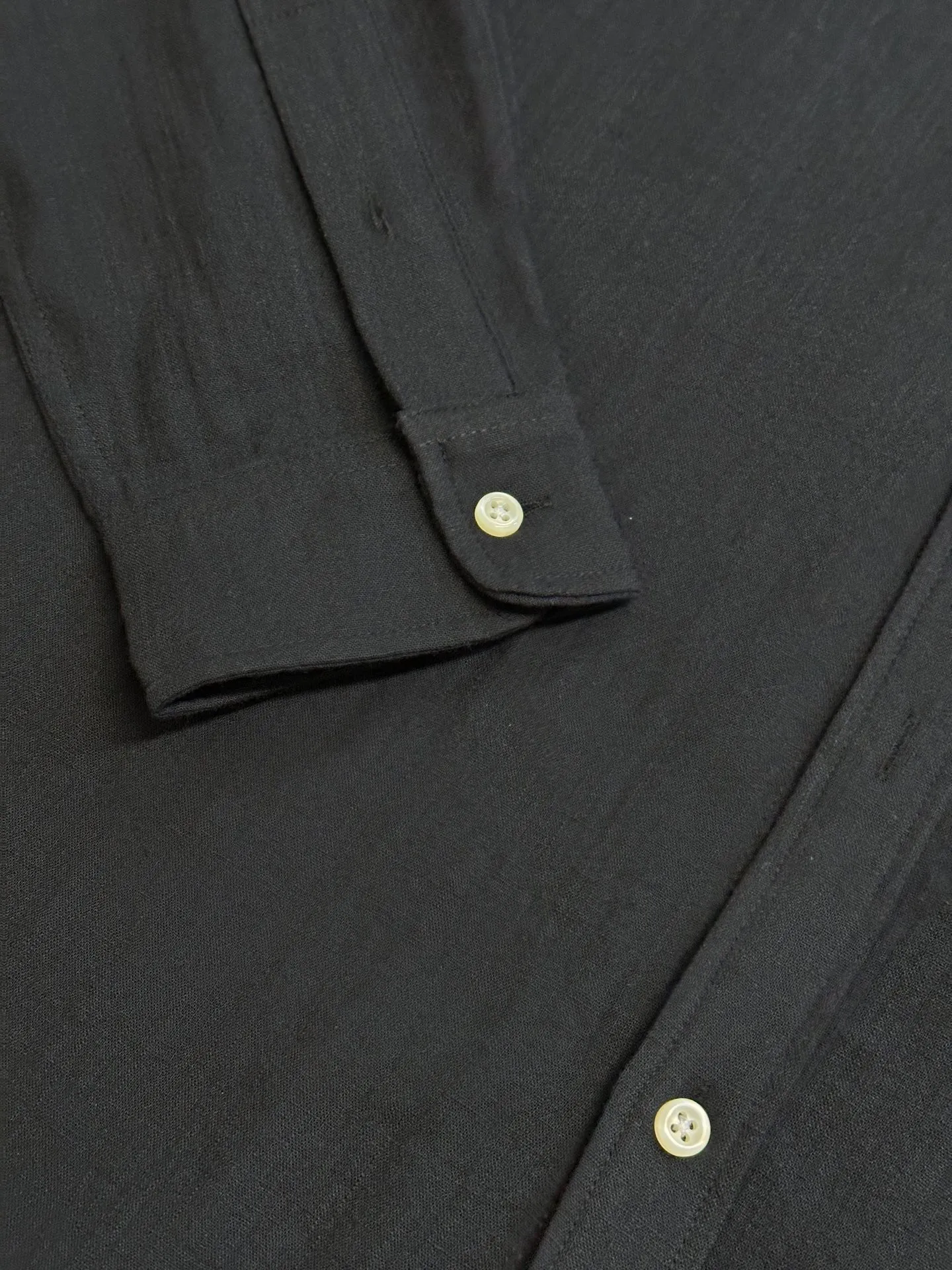 🅿️440 Ralph Lauren embroidered linen shirt is made of high-quality linen material and is elegantly presented in a deep ink color. It is embellished with a delicate red pony mark. The outer I-shaped pleated split back yoke is cleverly designed, adding a sense of agility and sophistication. Adopting side-turning and embedded clamping stitching technology, it is smooth and tidy.  size：s m l xl